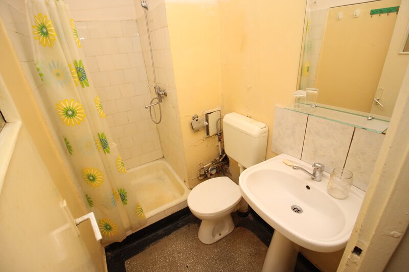 Titan, metrou si parc la 7-8 minute, garsoniera la parter